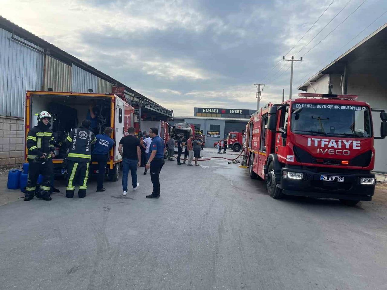 DENİZLİ'NİN MERKEZEFENDİ İLÇESİNDE BULANAN BİR KIRPINTI DEPOSUNDA ÇIKAN YANGIN, İTFAİYE...