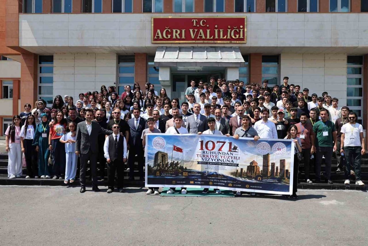 AĞRI’DAN 200 ÖĞRENCİ ÇANAKKALE VE ANKARA’YA TARİH YOLCULUĞUNA UĞURLANDI