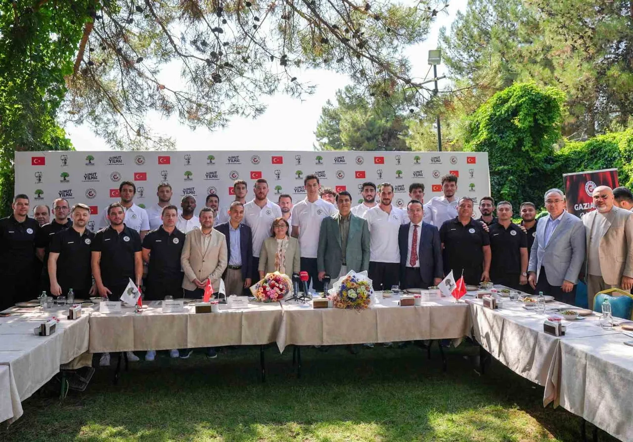 TÜRKİYE SİGORTA TÜRKİYE BASKETBOL LİGİ EKİPLERİNDEN GAZİANTEP BASKETBOL YÖNETİMİ ŞEHİTKAMİL...