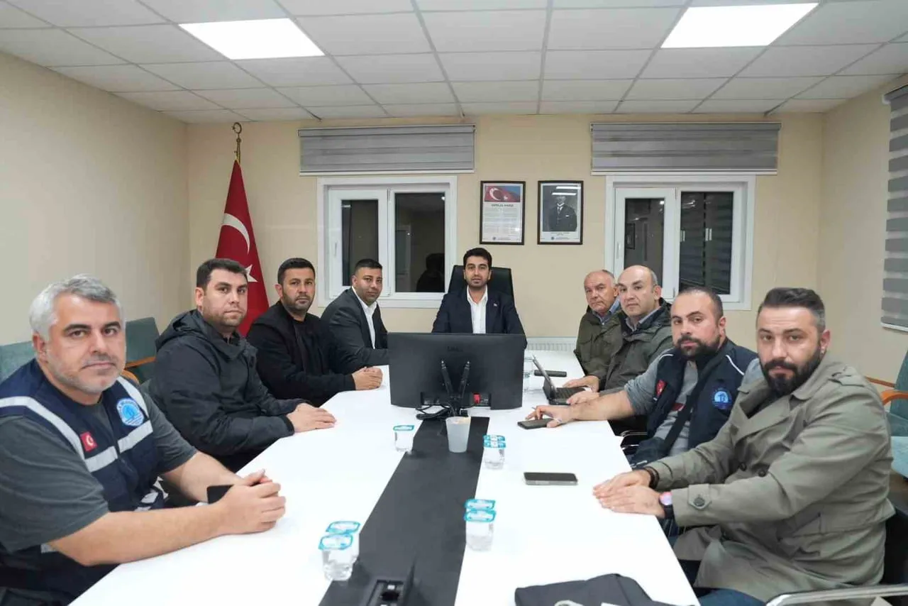 İSTANBUL GENELİNDE ETKİLİ OLAN SAĞANAK YAĞIŞ NEDENİYLE BİRÇOK İLÇEDE TAŞKINLAR YAŞANIRKEN, TUZLA...