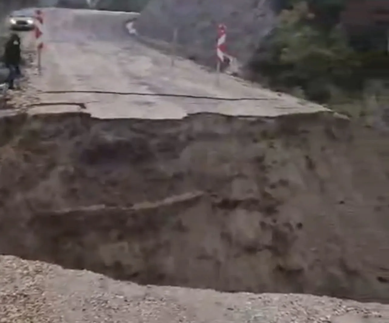BALIKESİR'İN GÖNEN İLÇESİNDE FINDIKLI VE CANBAZ MAHALLELERİ ARASINDAKİ YOL, ETKİLİ OLAN YOĞUN...