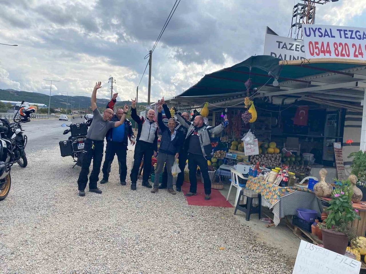 MANİSA’NIN SARIGÖL İLÇESİNDE SARIGÖL-BULDAN KARAYOLU ÜZERİNDE BAHÇESİNDEN TOPLATTIĞI YERLİ...