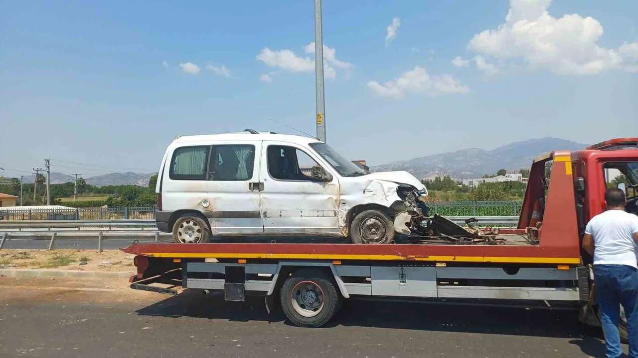 AYDIN'IN EFELER İLÇESİNDE KONTROLDEN ÇIKAN TİCARİ ARAÇ REFÜJE ÇARPARAK TAKLA ATARKEN, KAZADA 4...