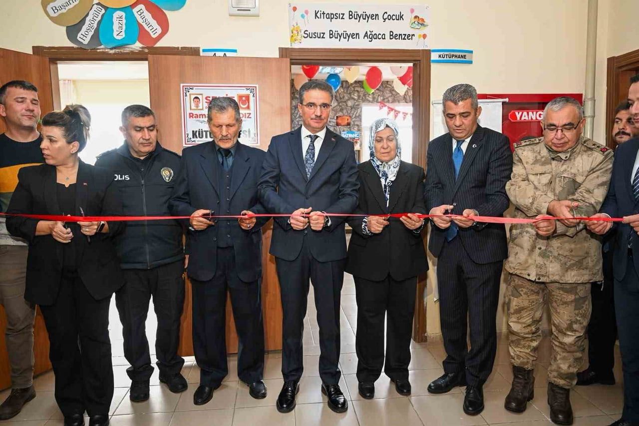 ERZURUM'UN ÇAT İLÇESİ SARIKAŞIK KÖYÜNDE, ŞEHİT RAMAZAN YILDIZ'IN ADINI TAŞIYAN OKUL KÜTÜPHANESİ...