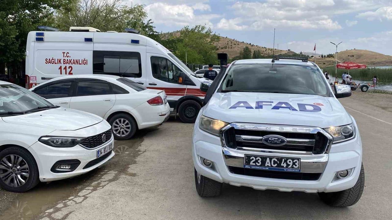 ELAZIĞ’IN HAZAR GÖLÜ’NDE GEZİ TEKNESİNİN BATMASI SONUCU BİRİ ÇOCUK 7 KİŞİ CANKURTARANLAR...