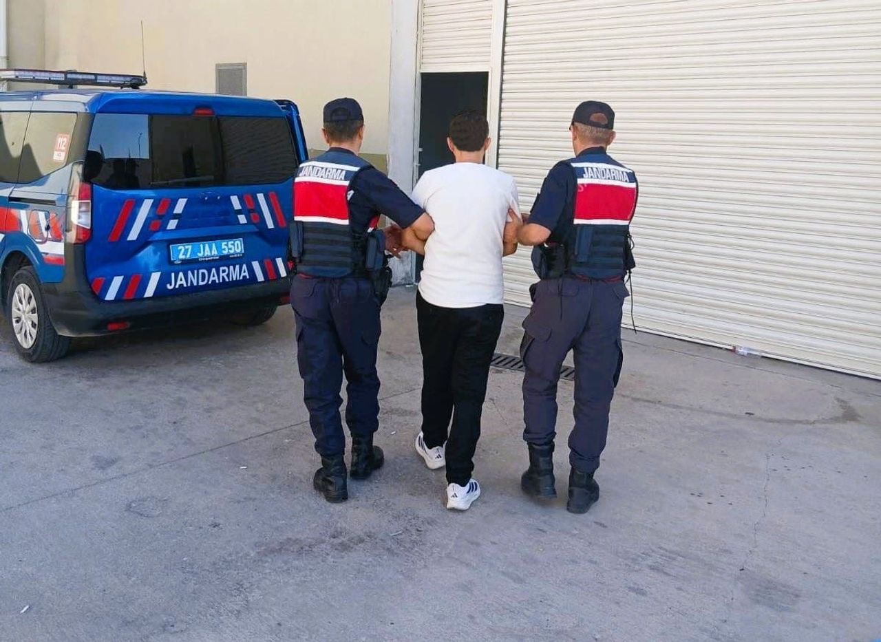 GAZİANTEP'TE SİLAHLI YAĞMA SUÇUNDAN 14 YIL KESİNLEŞMİŞ HAPİS CEZASIYLA ARANAN ŞAHIS, JANDARMA...