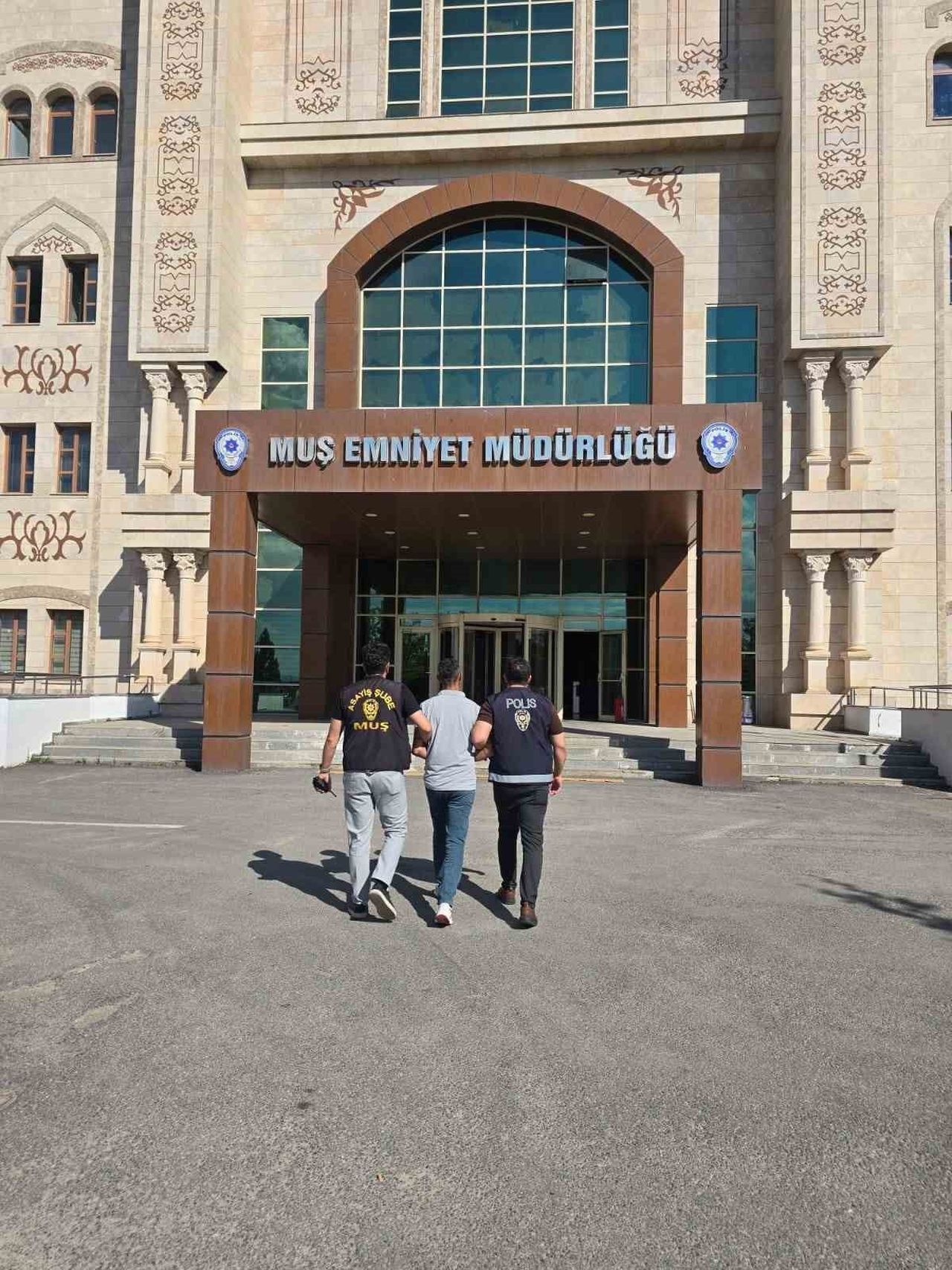 MUŞ’TA 5 YIL KESİNLEŞMİŞ HAPİS CEZASI BULUNAN FİRARİ YAKALANDI