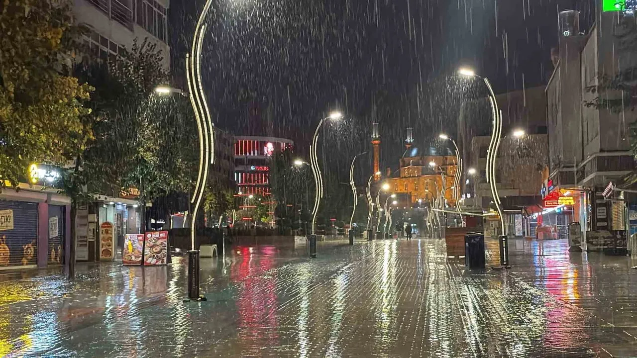 BOLU’DA SABAH SAATLERİNDE BAŞLAYAN SAĞANAK YAĞIŞ, GECE SAATLERİNDE ETKİSİNİ ARTIRDI. ŞİDDETLİ...