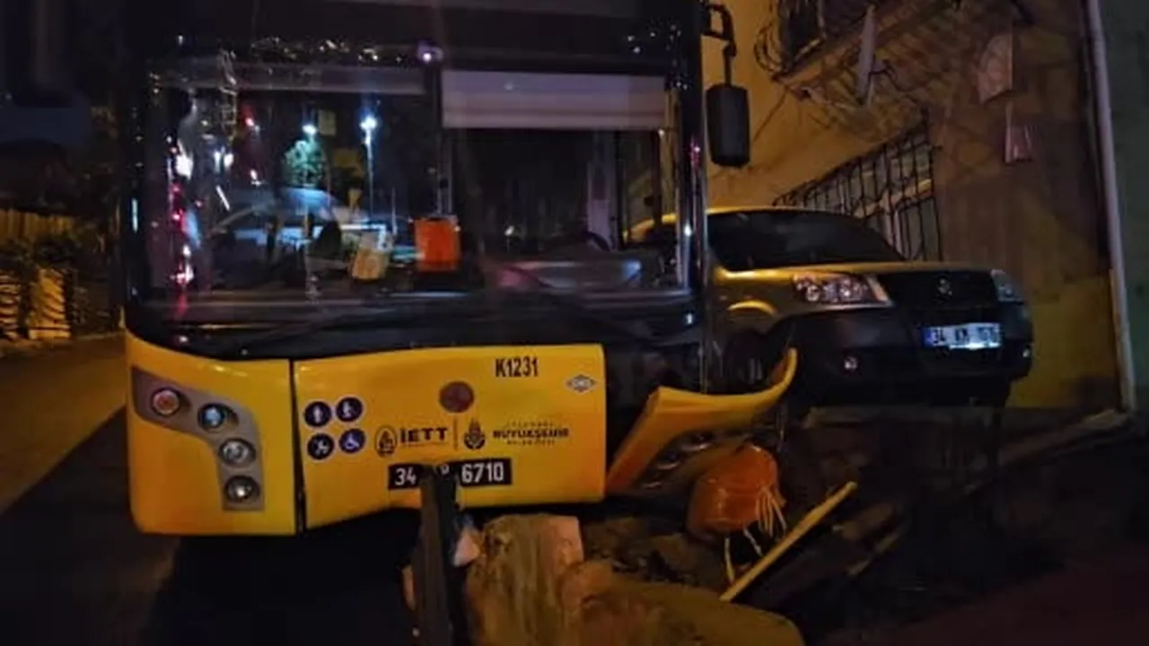 Sarıyer'de yokuşta kayan İETT otobüsü bariyerlere çarparak durabildi