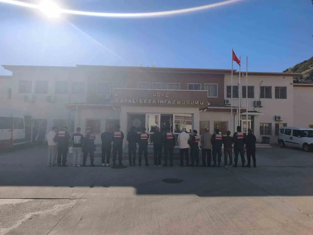 AYDIN'IN KUŞADASI İLÇESİNDE JANDARMA EKİPLERİ TARAFINDAN ARANAN ŞAHISLARIN YAKALANMASINA YÖNELİK...
