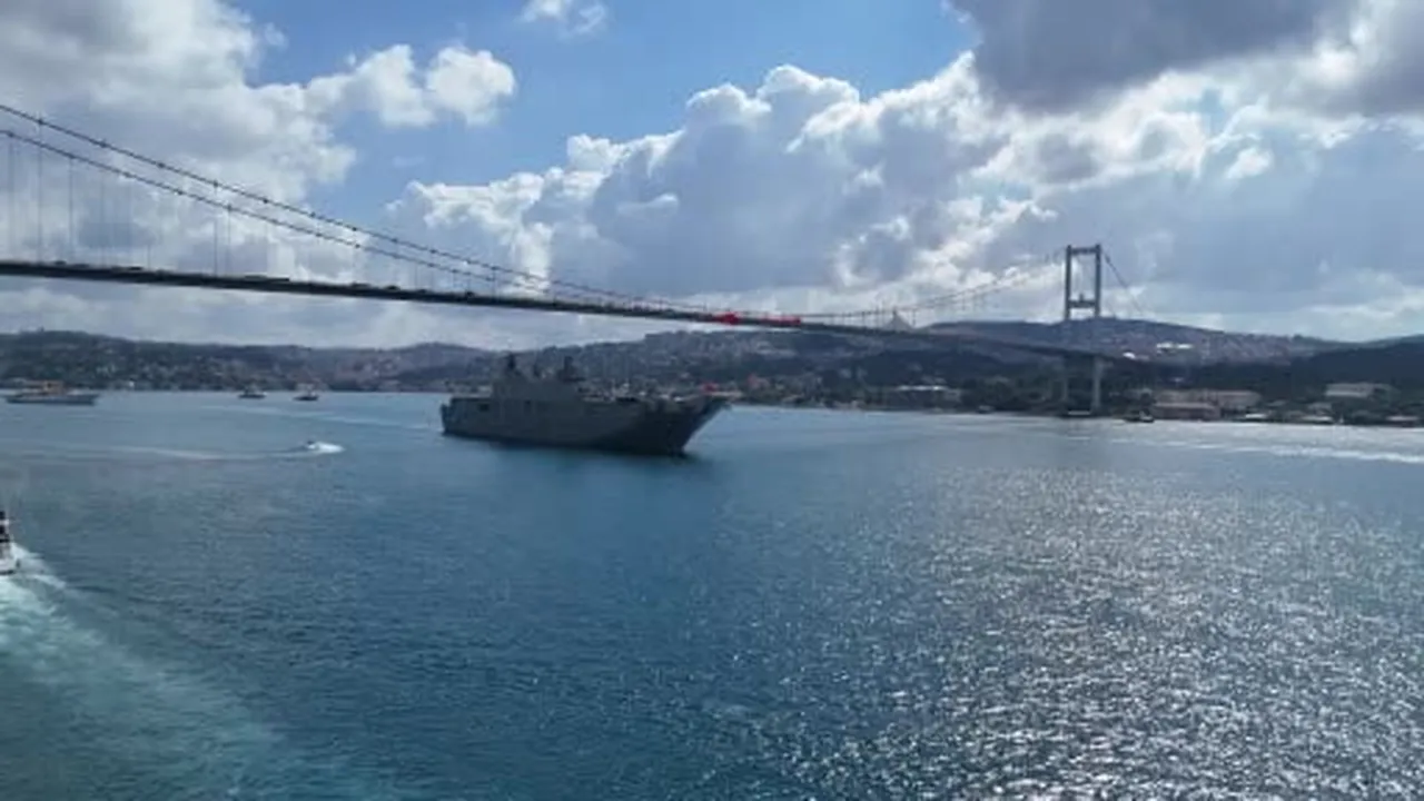 30 Ağustos'ta Deniz Kuvvetleri gemileri İstanbul Boğazı'ndan geçiş yaptı