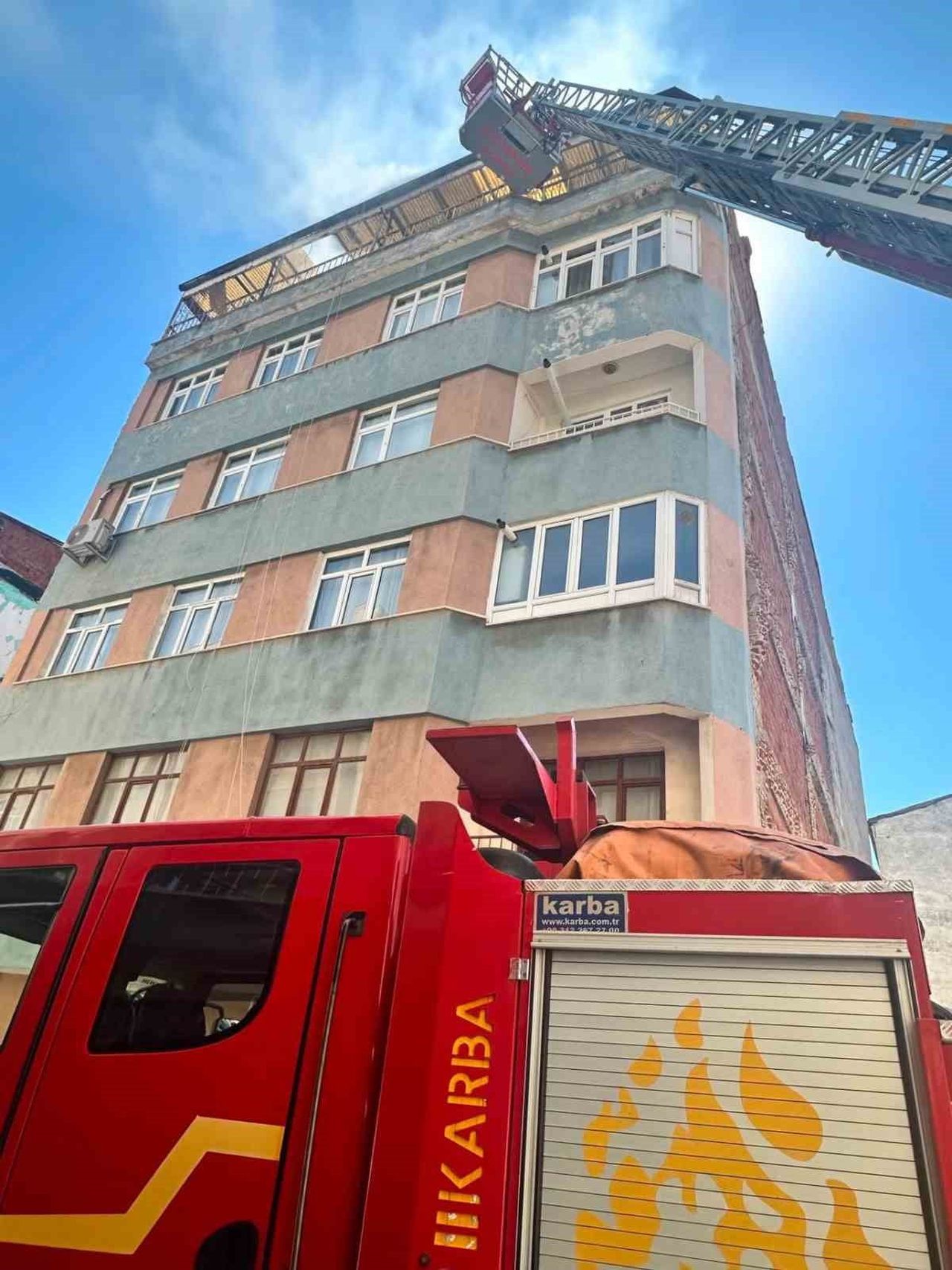 ELAZIĞ’DA BİR BİNANIN ÇATI KATINDA ÇIKAN YANGIN İTFAİYE TARAFINDAN SÖNDÜRÜLDÜ