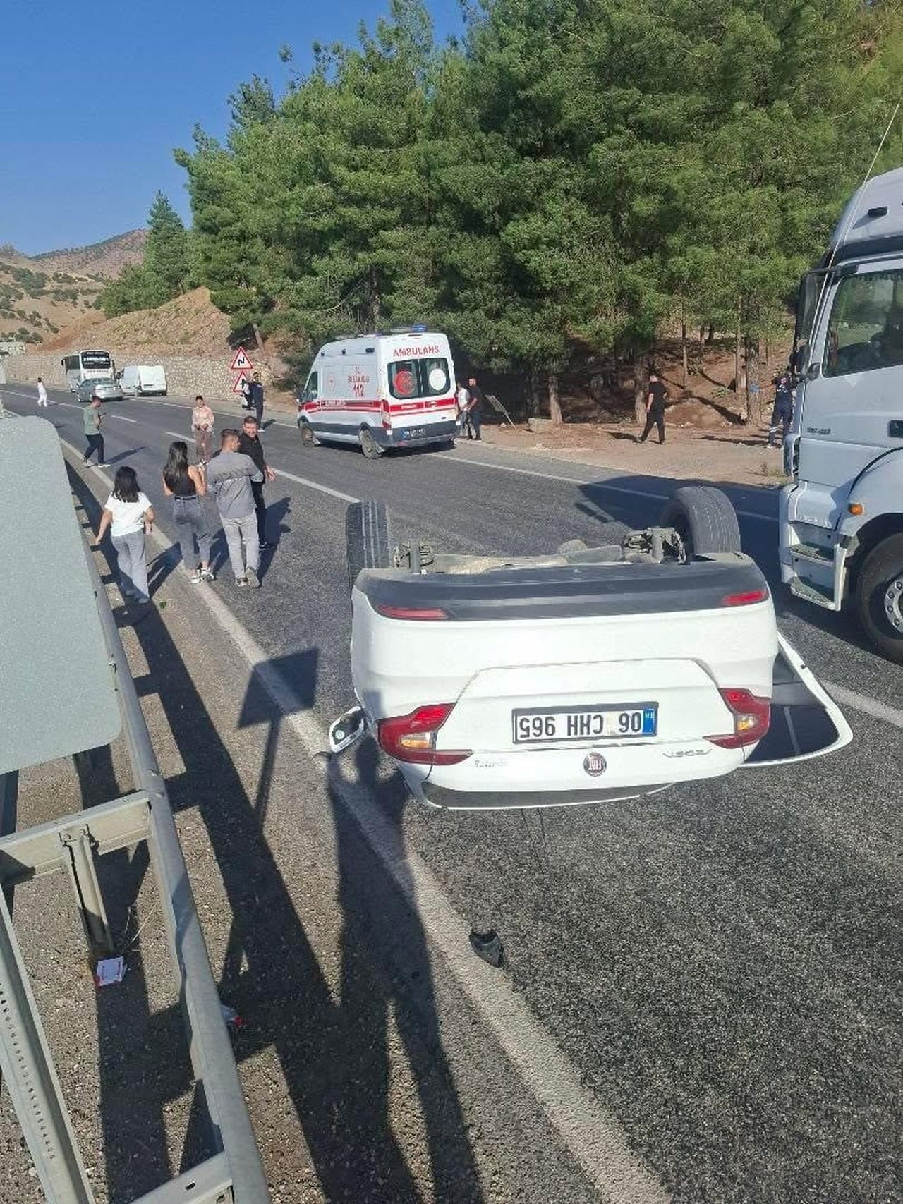 KAZADA YARALANAN 2 KİŞİ, İLK MÜDAHALELERİNİN ARDINDAN HASTANEYE KALDIRILDI.