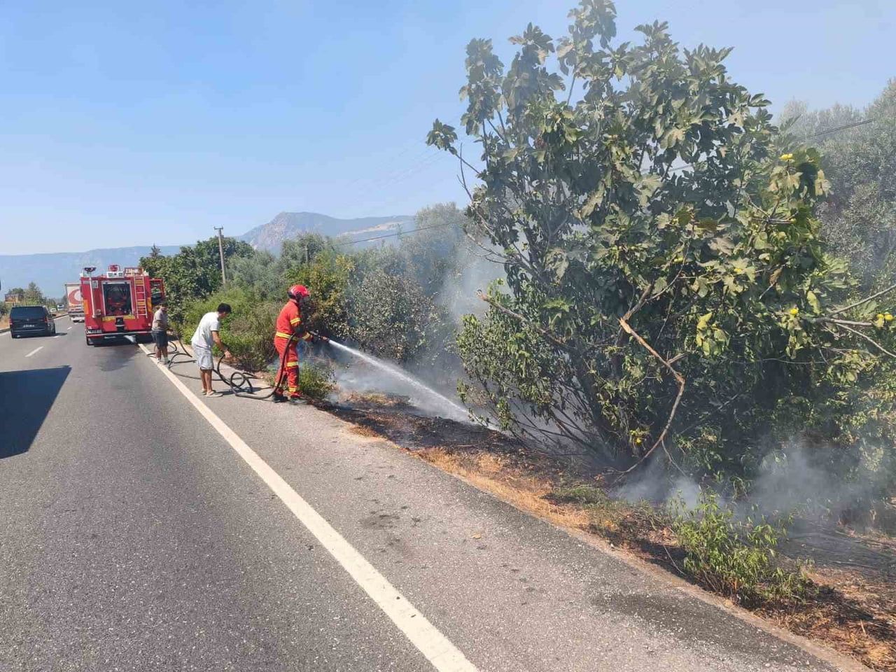 ULA’DA YOL KENARINDA BAŞLAYAN ALEVLER KORKUTTU