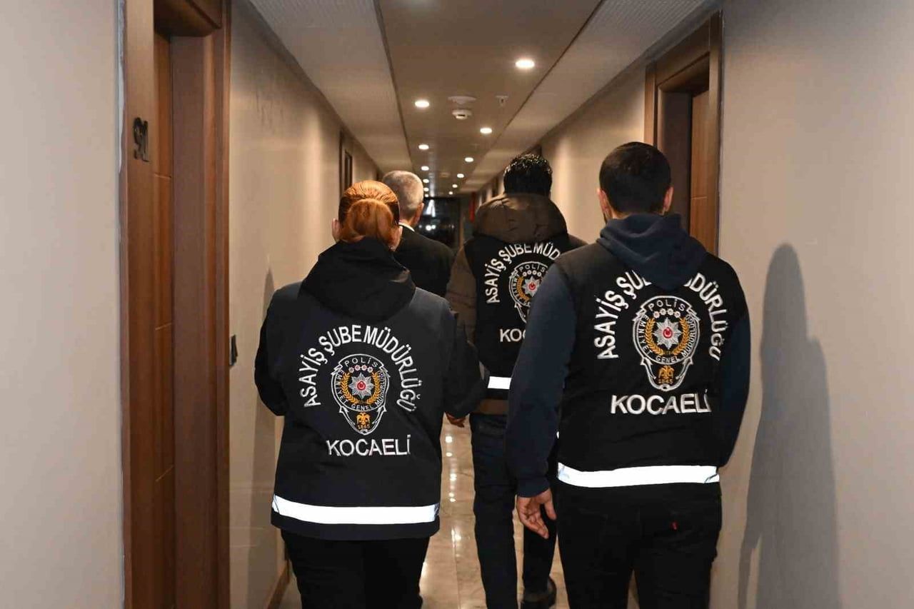 KOCAELİ'DE POLİS EKİPLERİ ÇEŞİTLİ SUÇLARDAN ARANAN 54 ŞÜPHELİYİ YAKALADI.