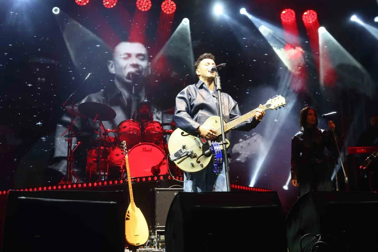 DARICA ZEYTİN FESTİVALİ’NDE SAHNE ALAN BURAY, BİNLERCE VATANDAŞA ŞARKILARIYLA UNUTULMAZ BİR GECE...