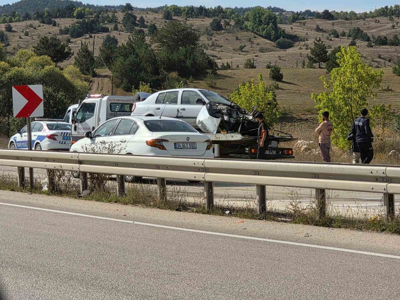 KASTAMONU'NUN DEVREKANİ İLÇESİNDE OTOMOBİLİN ELEKTRİK DİREĞİNE ÇARPMASI NETİCESİNDE MEYDANA GELEN...