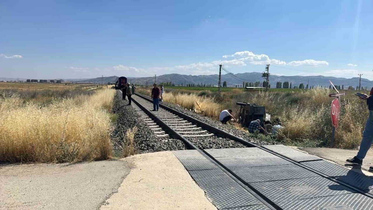 AFYONKARAHİSAR'DA PAT PAT DİYE TABİR EDİLEN TARIM ARACINA TRENİN ÇARPMASI SONUCU YAŞANAN TRAFİK...