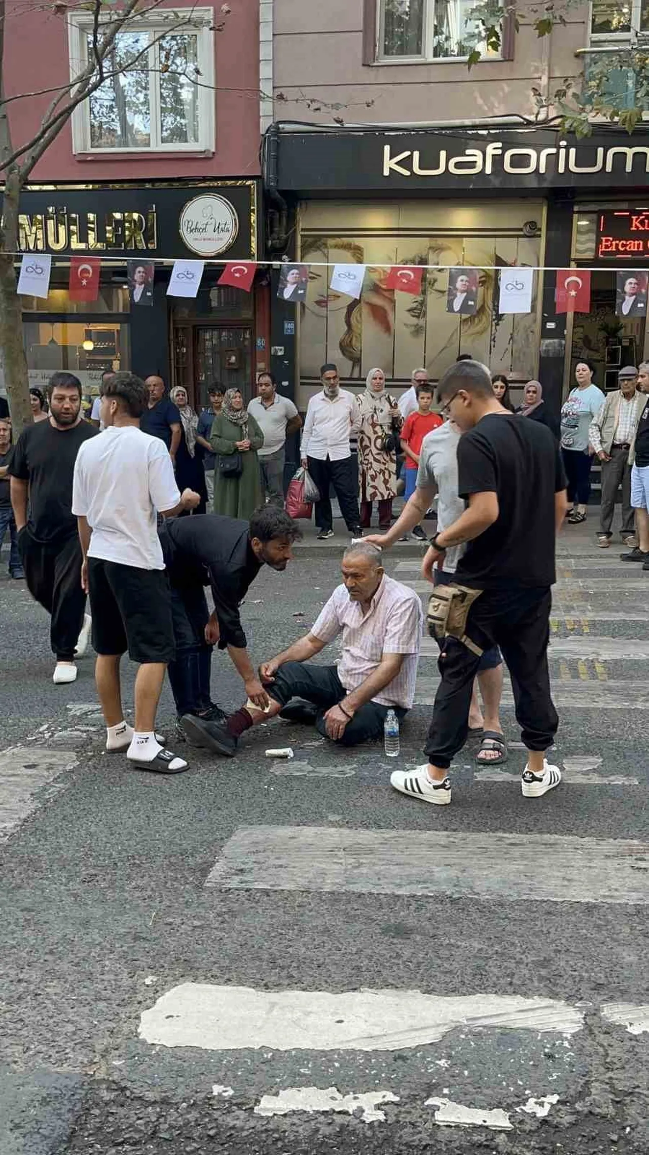 YAYA GEÇİDİNDE YAYAYA ÇARPAN MOTOSİKLET SÜRÜCÜSÜNDEN ŞOK SÖZLER: "ÖĞRETMENLERİ BÖYLE Mİ ÖĞRETİYOR...