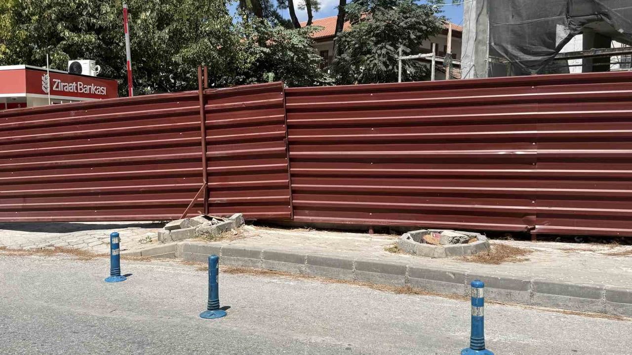 MENTEŞE BELEDİYESİ TARAFINDAN KENT GENELİNDE YÜRÜTÜLEN ÇALIŞMALAR KAPSAMINDA, RİSK TAŞIDIĞI...
