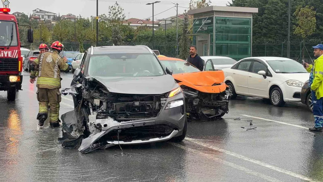 İSTANBUL'DA ETKİLİ OLAN ŞİDDETLİ SAĞANAK YAĞIŞ SIRASINDA ARNAVUTKÖY'DE İKİ TİCARİ TAKSİ, İKİ PARK...