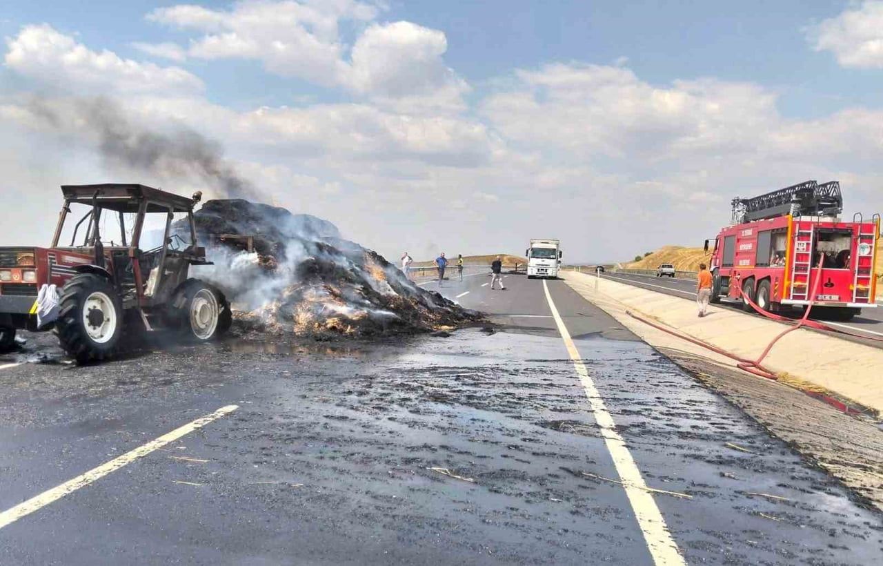 HAYRABOLU İLÇESİNDE SAMAN BALYASI YÜKLÜ RÖMORKTA ÇIKAN YANGIN PANİĞE NEDEN OLDU.