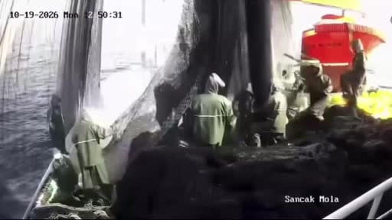 Balıkçı teknesinde bir kişinin ölümü ile sonuçlanan olay anı teknenin güvenlik...