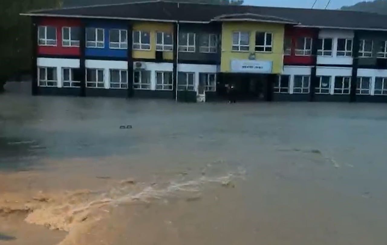 ARNAVUTKÖY'DE ALİBEY DERESİ’NİN TAŞMASIYLA BOĞAZKÖY İLKOKULU BAHÇESİ SULAR ALTINDA...