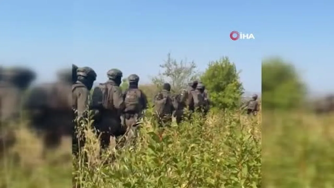 Arnavutluk polisi, uzun zamandır aranan silahlı bir şüphelinin yerini Bayraktar İHA ile yapılan...