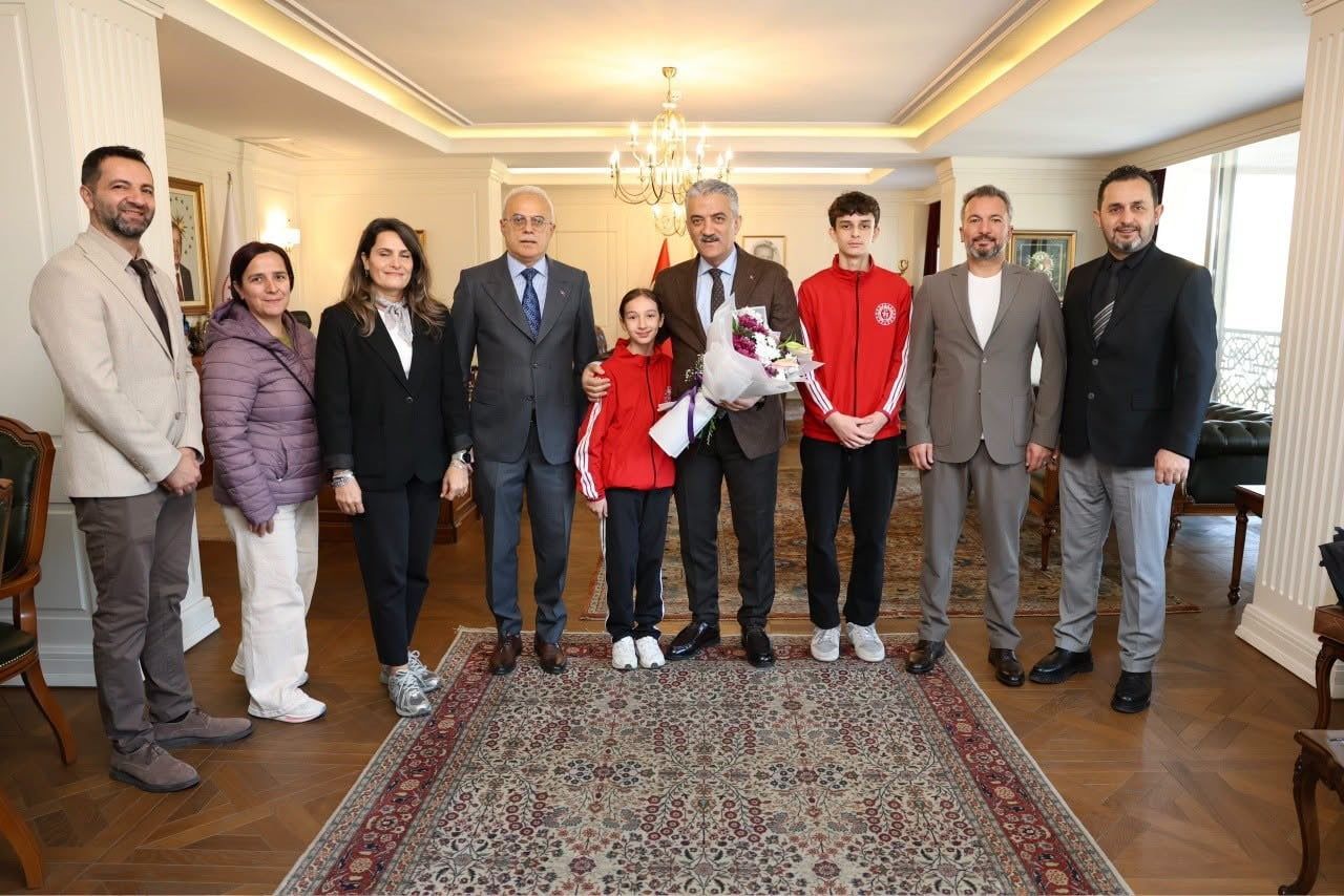 DÜZCE VALİSİ MEHMET MAKAS, AMATÖR SPOR HAFTASI KAPSAMINDA SPOR CAMİASINI KABUL EDEREK SPORCULARA...