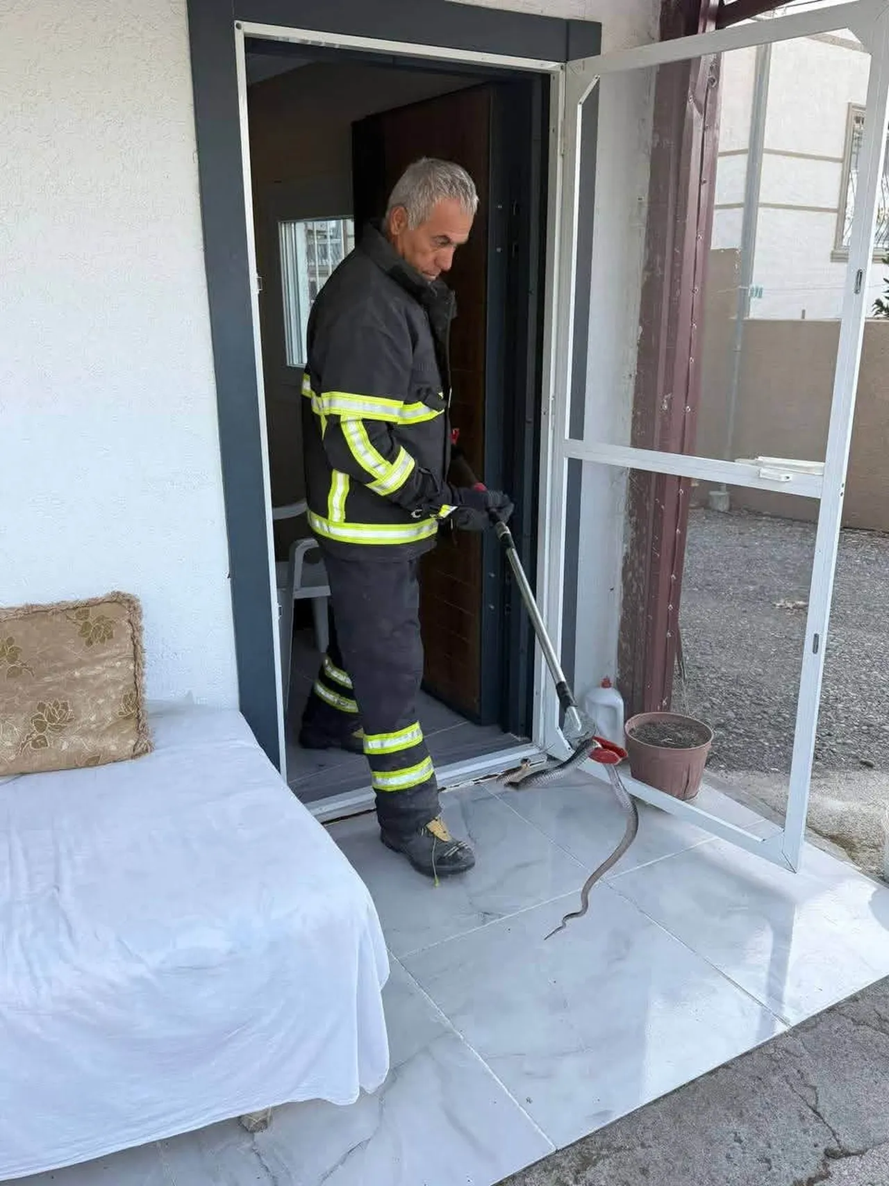 ARSUZ GÖZCÜLER MAHALLESİ’NDE EVİN İÇERİSİNDE GÖRÜLEN YILANIN EKİPLER TARAFINDAN...