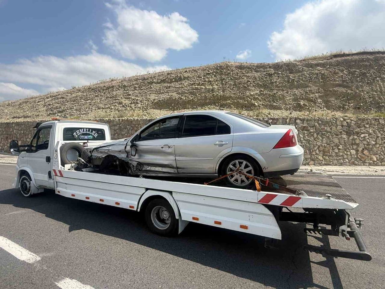 SARIKAMIŞ'TA REFÜJE ÇARPAN OTOMOBİLİN SÜRÜCÜSÜ YARALANDI(KARS-İHA)
