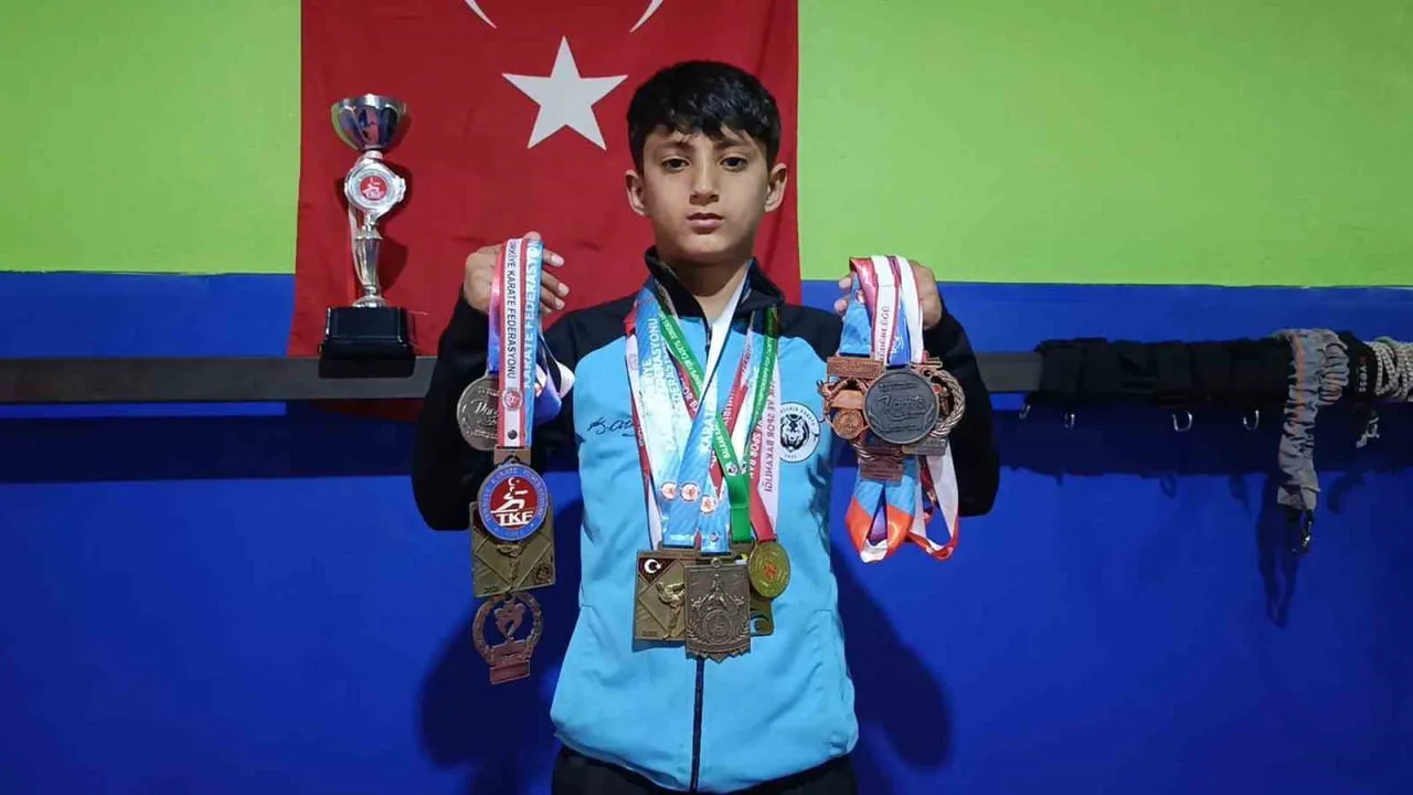 10 YAŞINDAKİ KARATECİDEN 20 MADALYALIK BÜYÜK BAŞARI
