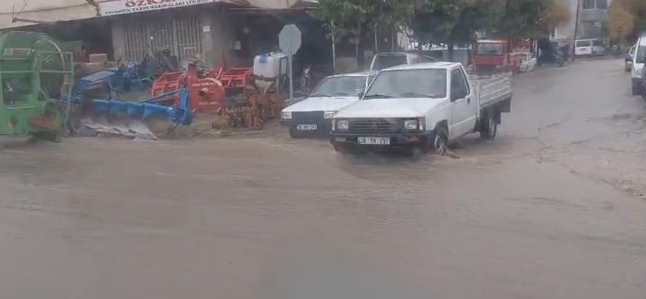 KAYSERİ'NİN DEVELİ İLÇESİNDE ANİDEN BAŞLAYAN SAĞANAK YAĞIŞ, SU BİRİKİNTİLERİNE NEDEN...