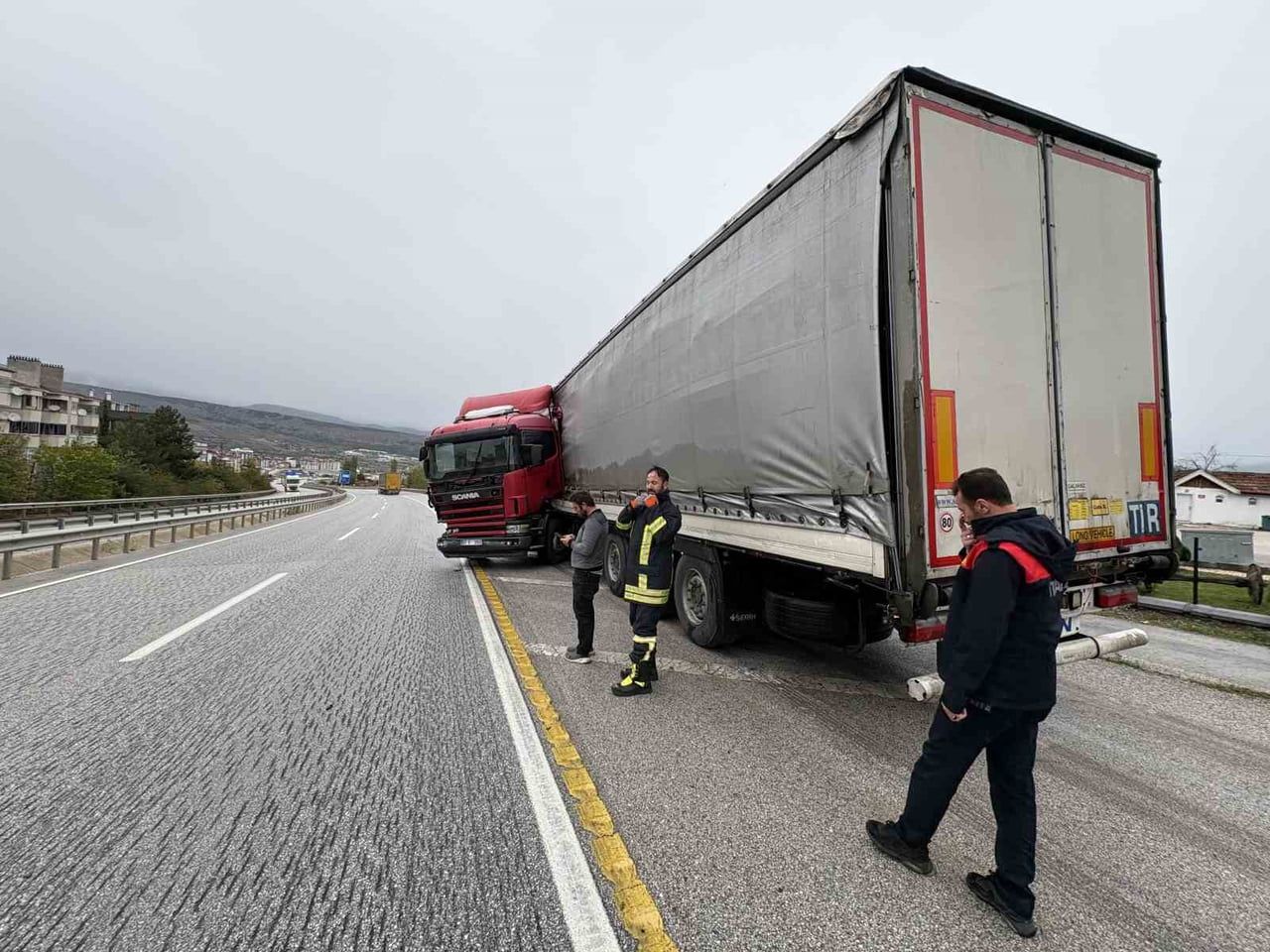 KASTAMONU'NUN TOSYA İLÇESİNDE TIRIN BARİYERLERE ÇARPARAK MAKASLAMASI NETİCESİNDE MEYDANA GELEN...
