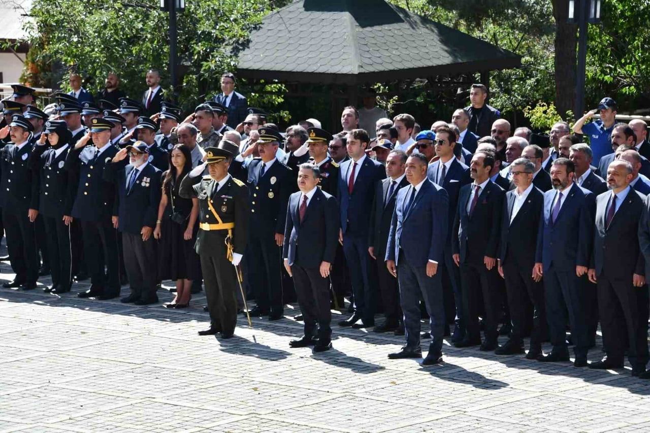 30 AĞUSTOS ZAFER BAYRAMI’NIN 104. YIL DÖNÜMÜ GÜMÜŞHANE’DE DÜZENLENEN TÖREN VE PROGRAMLARLA...