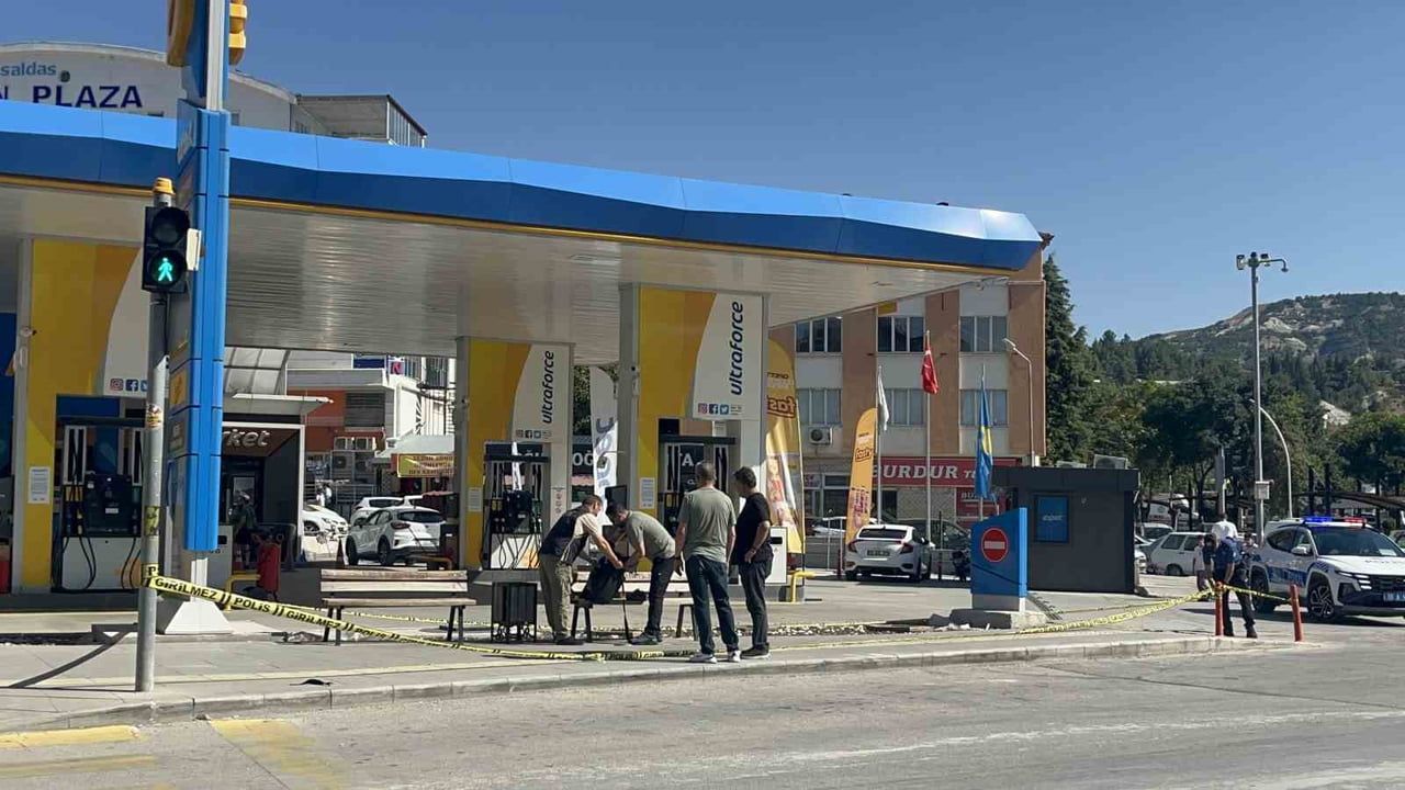 BURDUR'DA CADDE ÜZERİNE BIRAKILAN VE BOMBA İMHA EKİPLERİNCE FÜNYEYLE PATLATILAN ÇANTADAN KADIN...