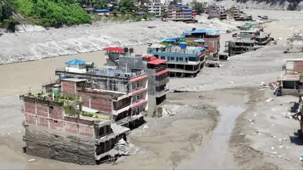 Nepal’in Çin sınırında meydana gelen taşkının yol açtığı sel felaketinde hayatını kaybedenlerin...