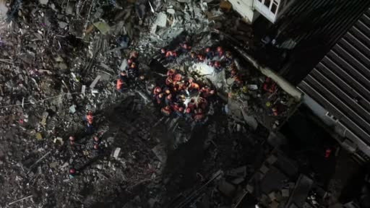 Maltepe’de çöken binanın enkazında kalan 2 kişiyi kurtarma çalışmaları böyle...