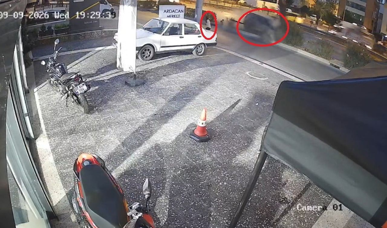 ANTALYA'DA KONTROLDEN ÇIKARAK SAVRULAN, AĞACA ÇARPARAK TAKLA ATAN VE KAZANIN ŞİDDETİYLE MOTORUNUN...