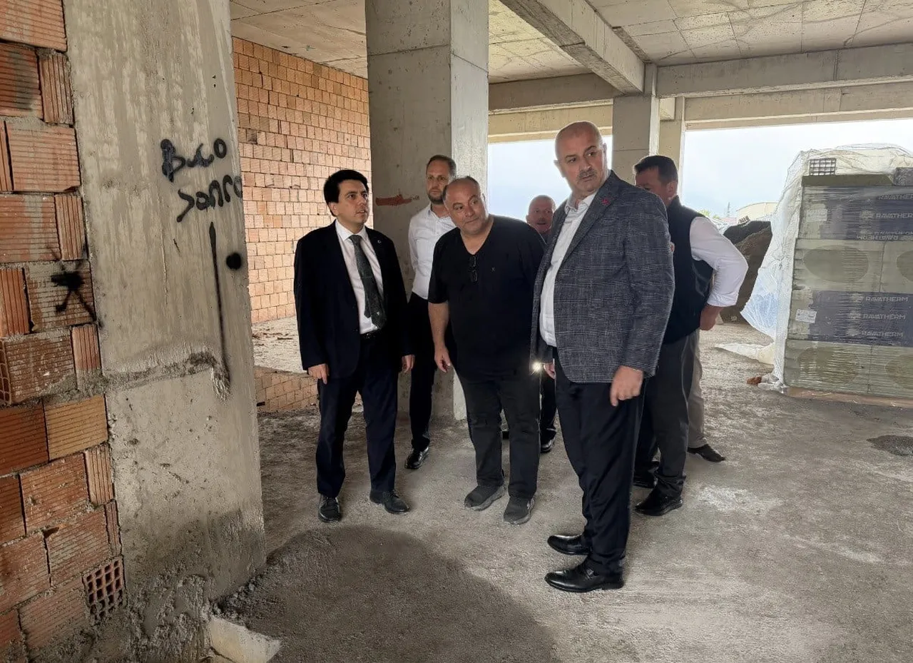 ÇİLİMLİ KAYMAKAMI AHMET ALİ ALTINTAŞ VE BELEDİYE BAŞKANI YILMAZ YILDIZ, İLÇEDE YAPIMI DEVAM EDEN...