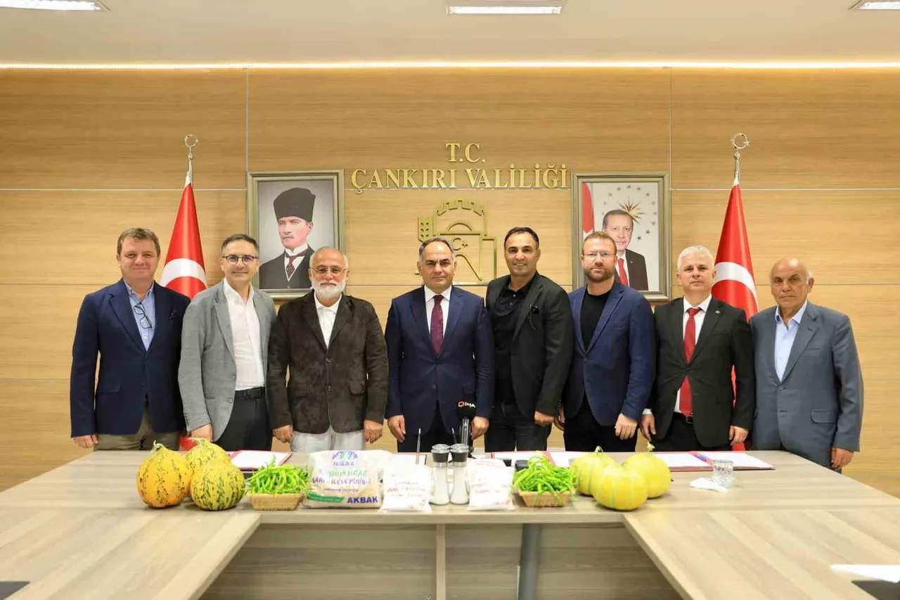 PROTOKOL, ÇANKIRI VALİSİ HÜSEYİN ÇAKIRTAŞ (SOLDAN DÖRDÜNCÜ) İLE PAYDAŞLAR TARAFINDAN...