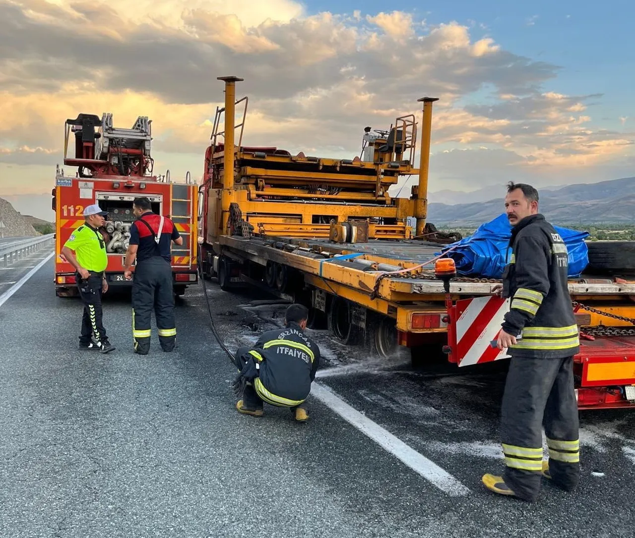 ERZİNCAN’DA SEYİR HALİNDEKİ TIRIN DORSESİ YANDI