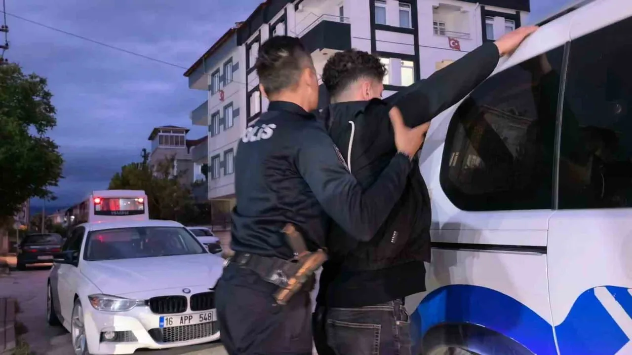EHLİYET SINAVINDA DÜZENEKLE YAKALANDI, GÖZALTINA ALINDI