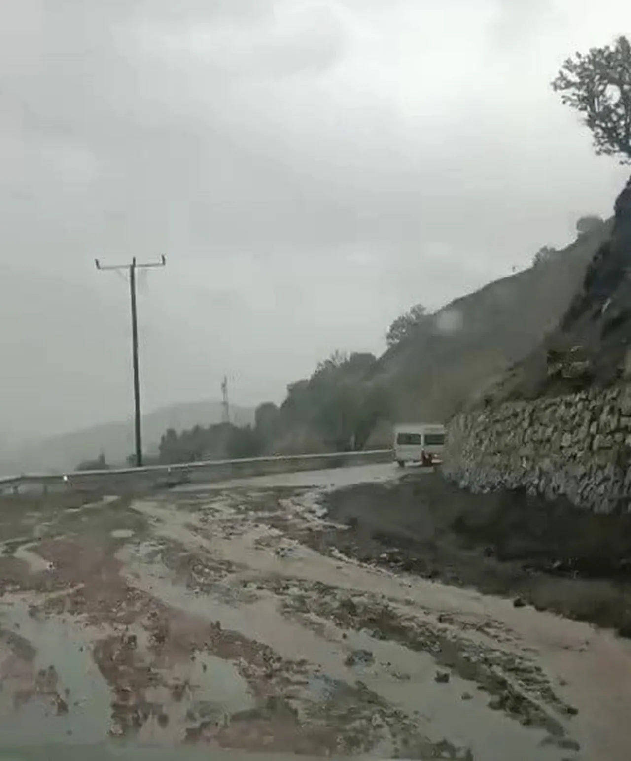 ADIYAMAN’IN SİNCİK İLÇESİNDE İKİ GÜNDÜR ARALIKLARLA DEVAM EDEN SAĞANAK YAĞIŞ, SABAH SAATLERİNDE...