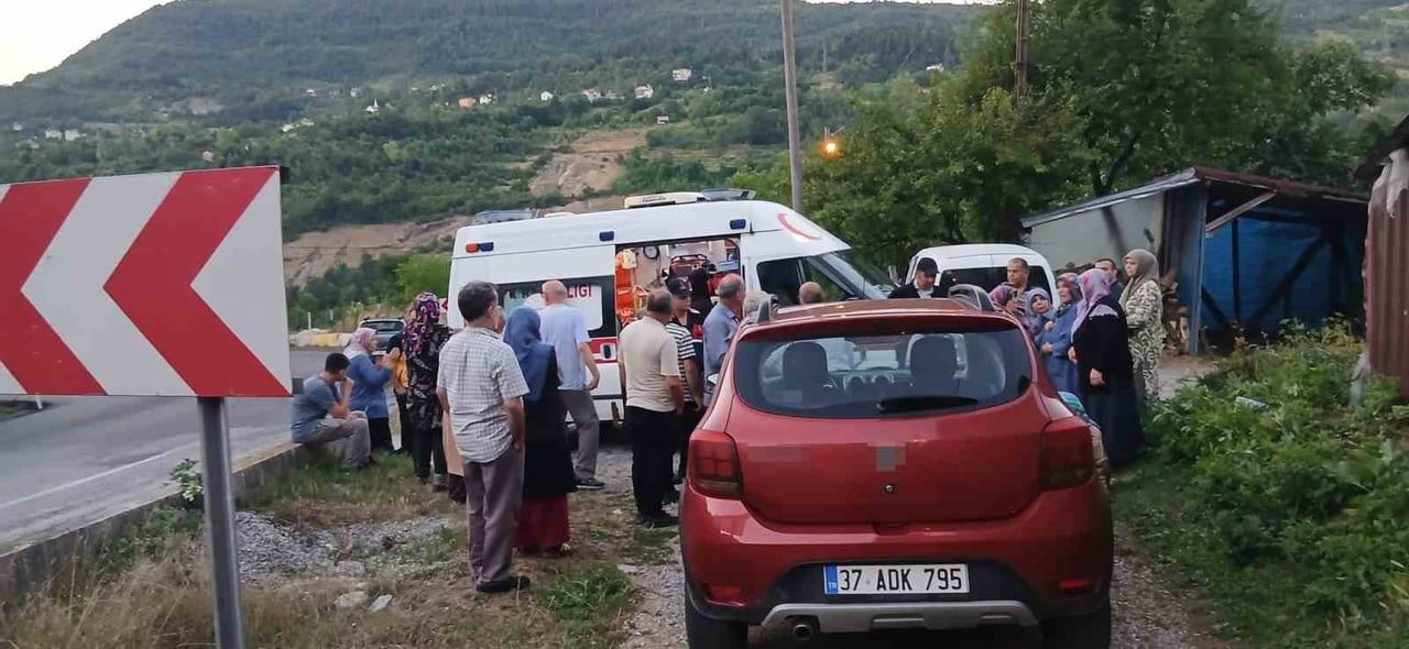 İNEBOLU-KASTAMONU KARA YOLU ÜZERİNDE FRENİ BOŞALDIĞI İDDİA EDİLEN HAFİF TİCARİ ARAÇ, ANNE İLE İKİ...