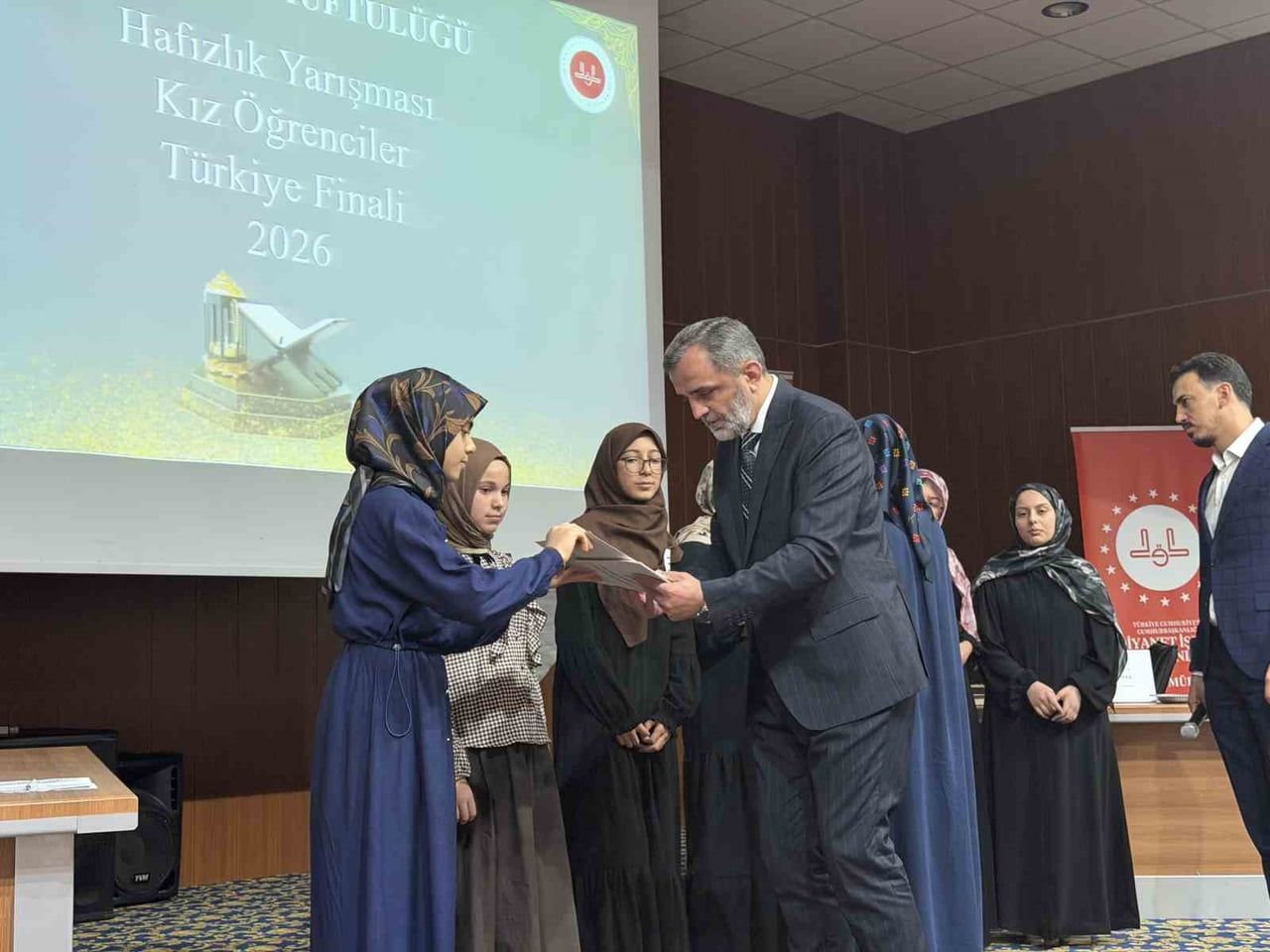 YARIŞMADA, GAZİANTEP ŞAHİNBEY HOŞGÖR KARATAŞ KIZ KUR'AN KURSU ÖĞRENCİSİ ESMA ŞAHİN TÜRKİYE...