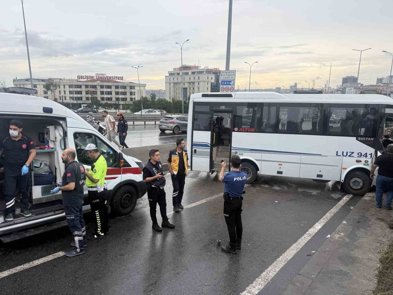 AVCILAR D-100 YAN YOLDA SERVİS MİDİBÜSÜ KAZA YAPTI