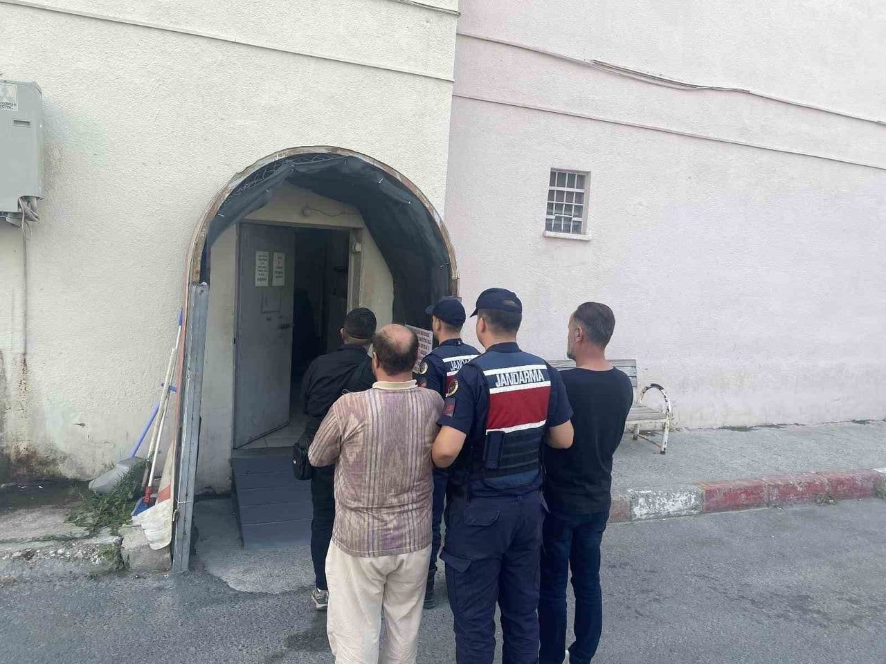 ADLİYEYE SEVK EDİLEN 8 ŞÜPHELİDEN 4'Ü TUTUKLANDI