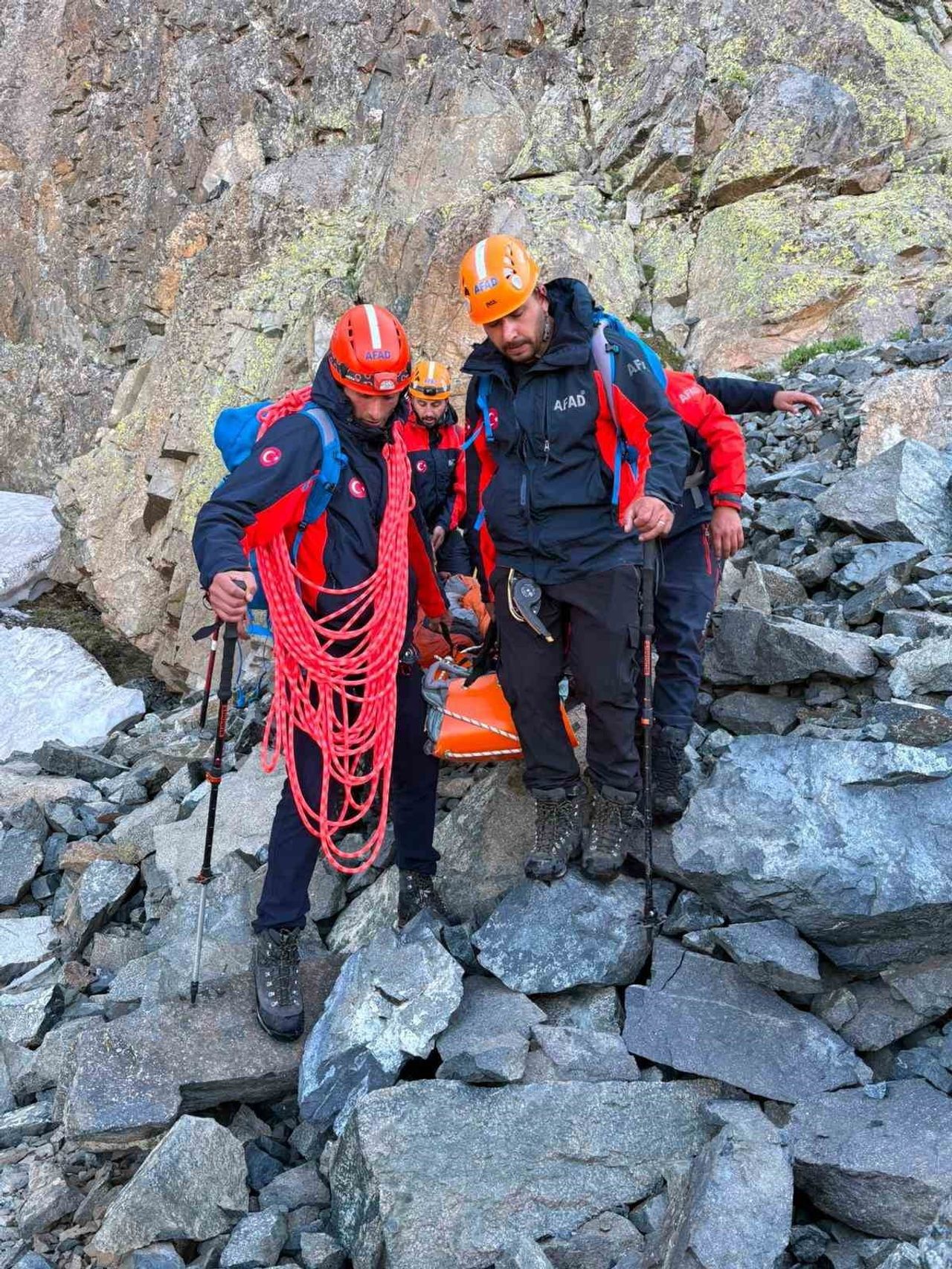 KAÇKAR DAĞLARI'NA TIRMANIŞ SIRASINDA YARALANAN DAĞCI KURTARILARAK HELİKOPTERLE TEDAVİSİ İÇİN...